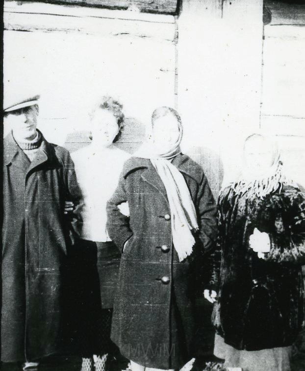 KKE 2418.jpg - Fot.  Grupowe. Od lewej: Józef Sliżewski, Maria Kołakowska (z domu Bujko) – mama Janusza Kołakowskiego, młodsza siostra Adeli Bujko i Adela Bujko (z domu Sliżewska), Komaje, 1966 r.